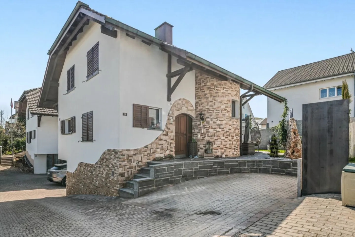 Casa spaziosa e adatta alle famiglie con giardino soleggiato in posizione privilegiata! - Foto 3 di 13