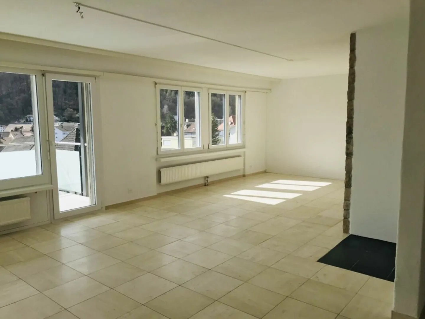 Geräumige Wohnung mit Terrasse - Foto 2 von 9