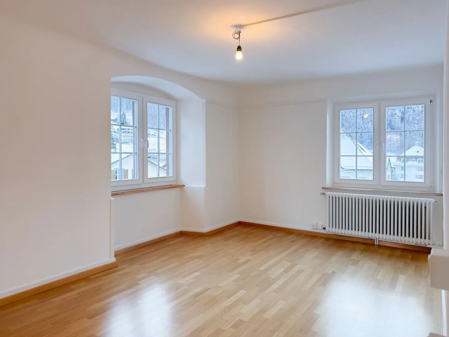 GLÄRNISCHBLICK | appartement sous les combles rénové de 2,5 pièces dans un emplacement central à Mollis GL - Photo 1 sur 11