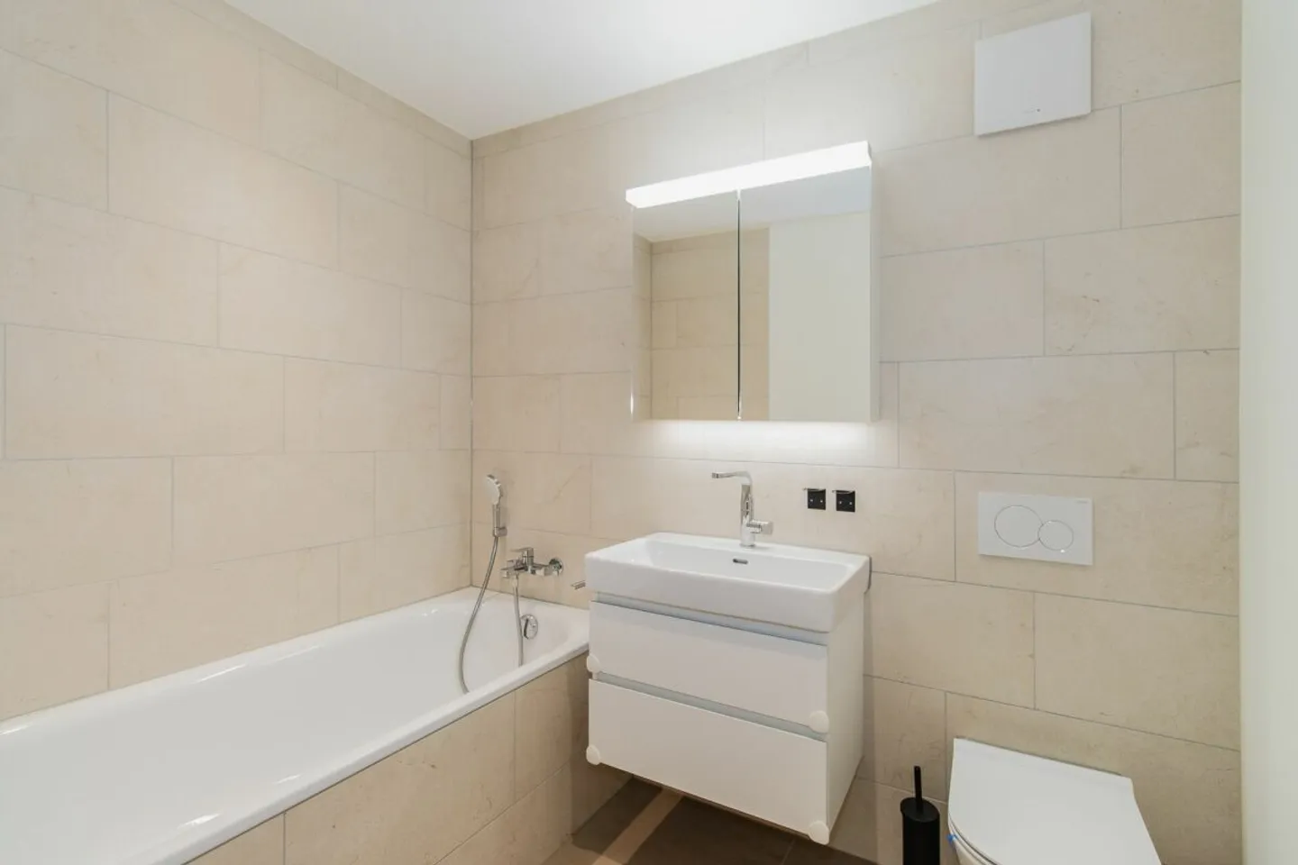 Garden apartment in a preferred residential area - Photo 12 of 13