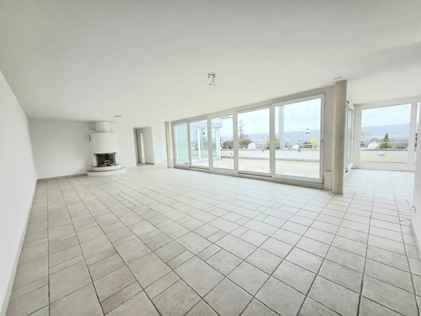 Vue panoramique & soleil pur ! Appartement terrasse exclusif avec terrasse de rêve - Photo 2 sur 13