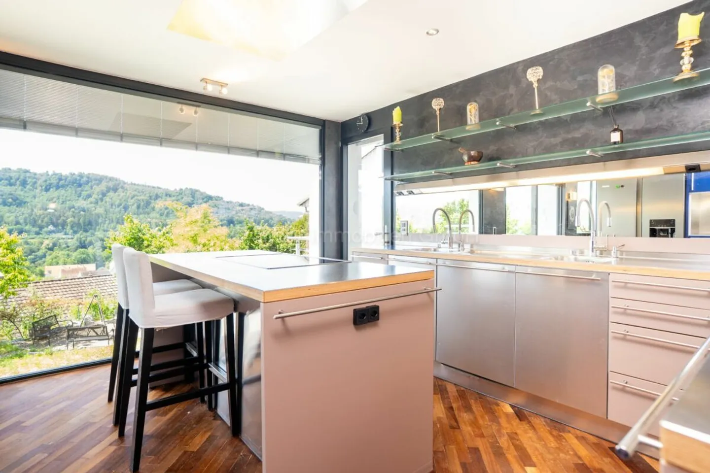 Elegante 10-Zimmer Villa mit aussergewöhnlicher Architektur - Foto 6 von 13