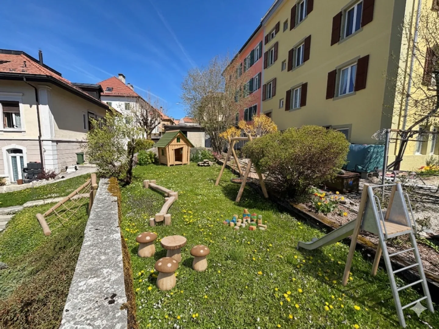 Beautiful family building with terrace and garden - Photo 4 of 13