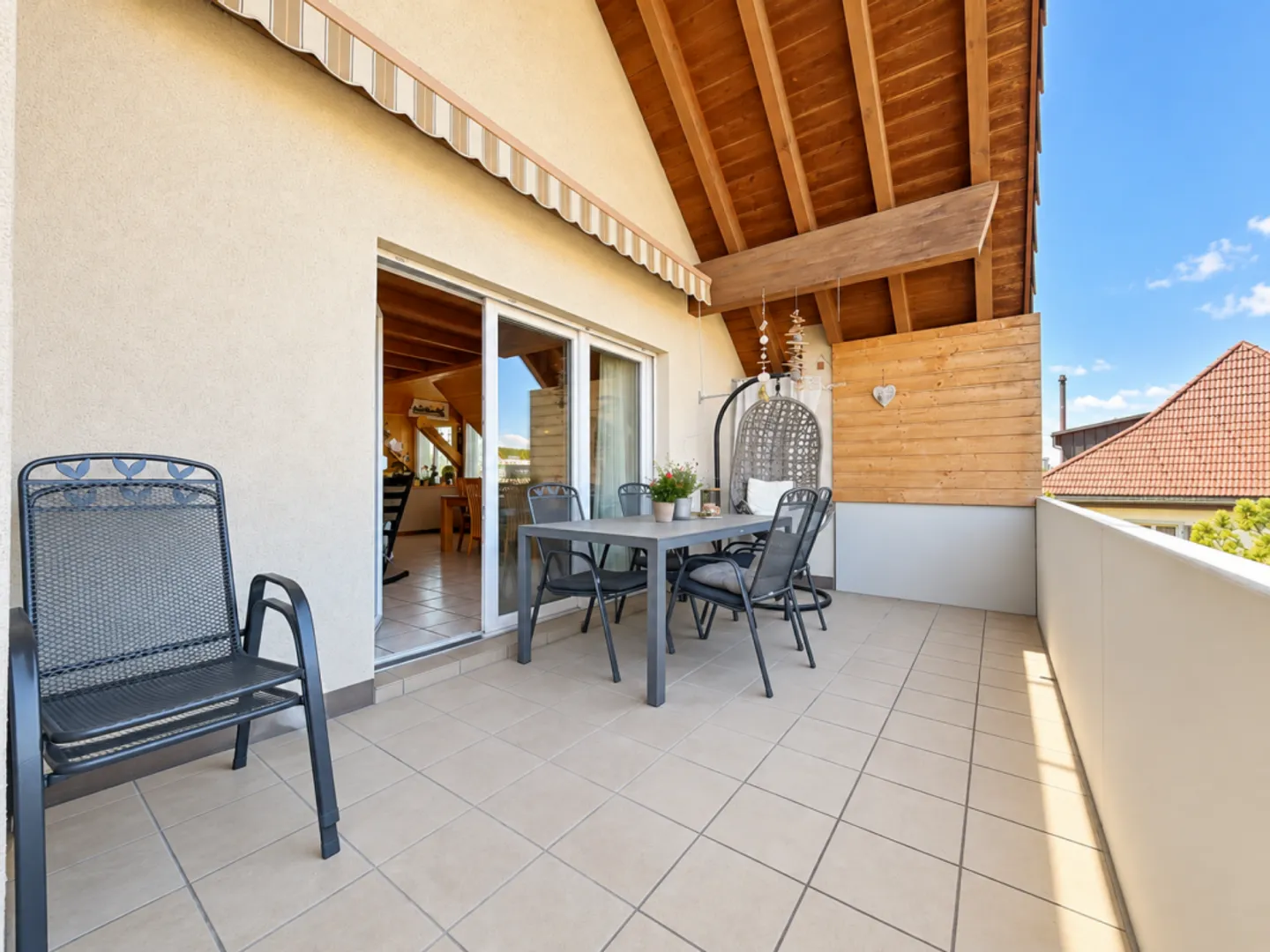 Appartamento attico affascinante con camino, grande balcone e vista panoramica - Foto 4 di 13