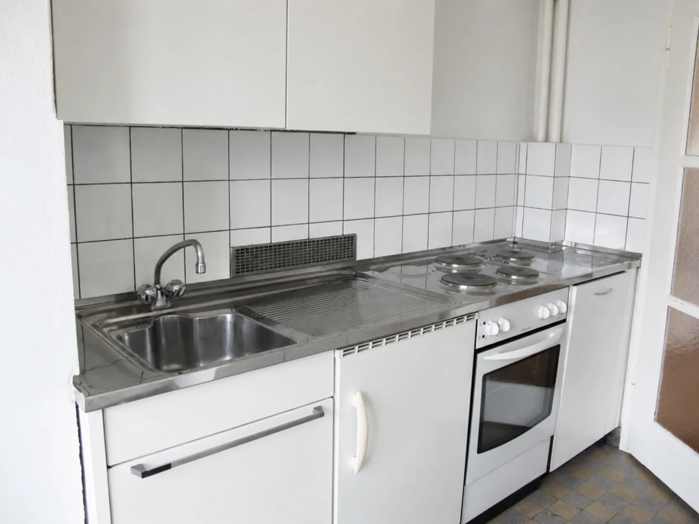 Appartement spacieux de 4 pièces dans un emplacement calme et bien desservi - Photo 2 sur 8