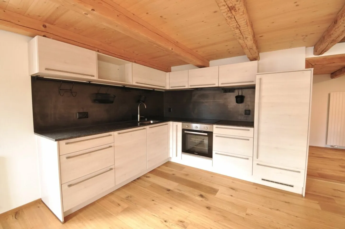 Felicità abitativa centrale a Hinwil: Casa storica di 6,5 stanze con 2 unità - Foto 2 di 12