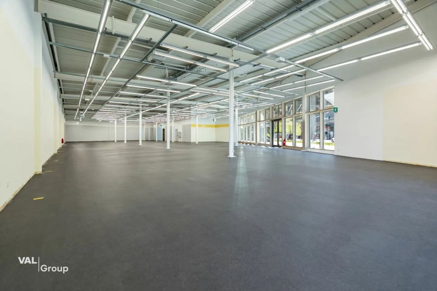 Salle commerciale moderne dans le marché de détail 'Dreispitz' - Photo 10 sur 13