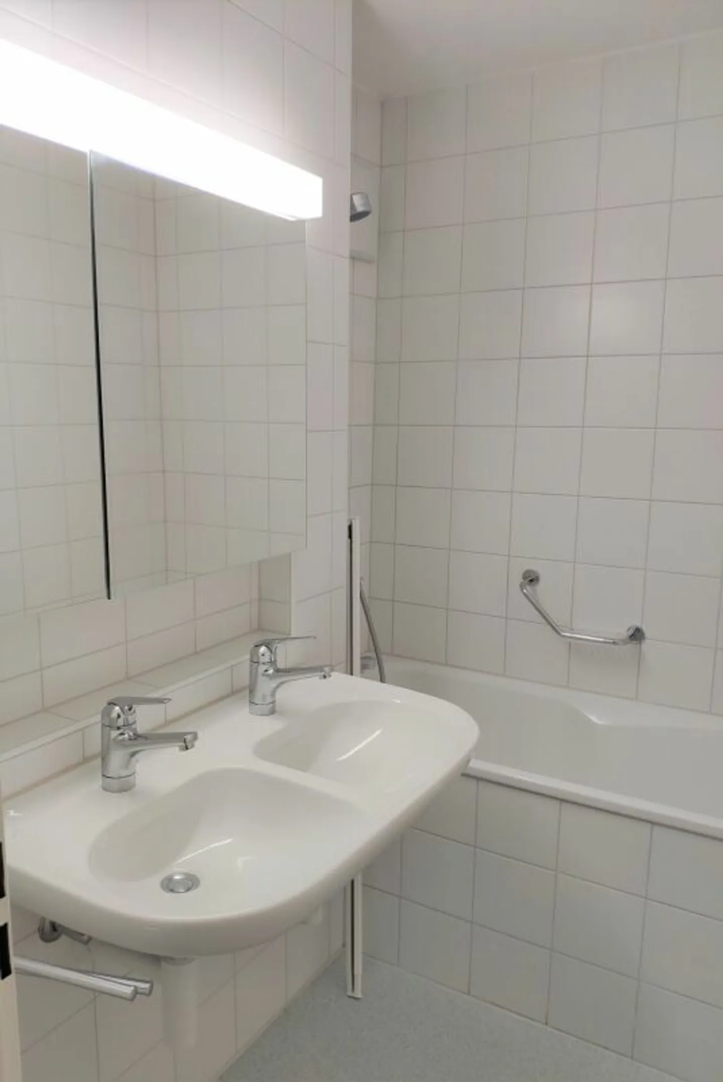 Partially renovated 4.5-room apartment on the 6th floor in Ittigen with washing tower - Photo 9 of 9