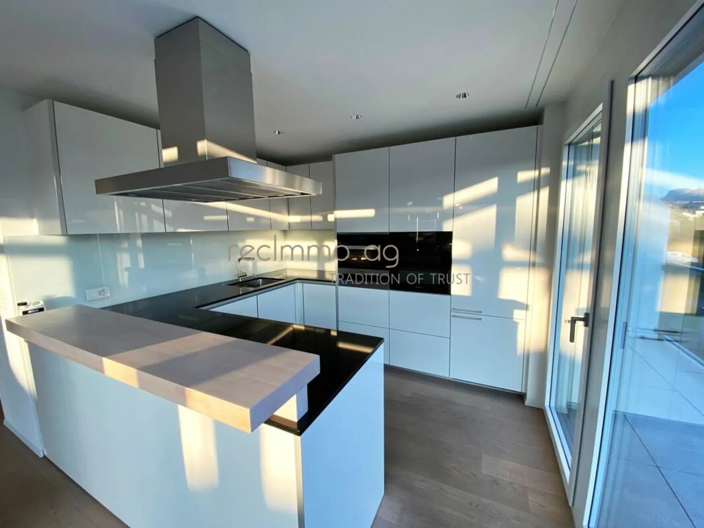 Moderno appartamento attico di 4,5 stanze con grande terrazza a Einsiedeln - Limitato con opzione di proroga - Foto 4 di 5