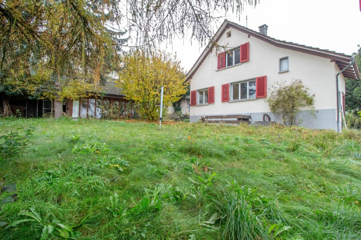 Detached single-family house with potential, separate large workshop/garage building - Photo 3 of 13