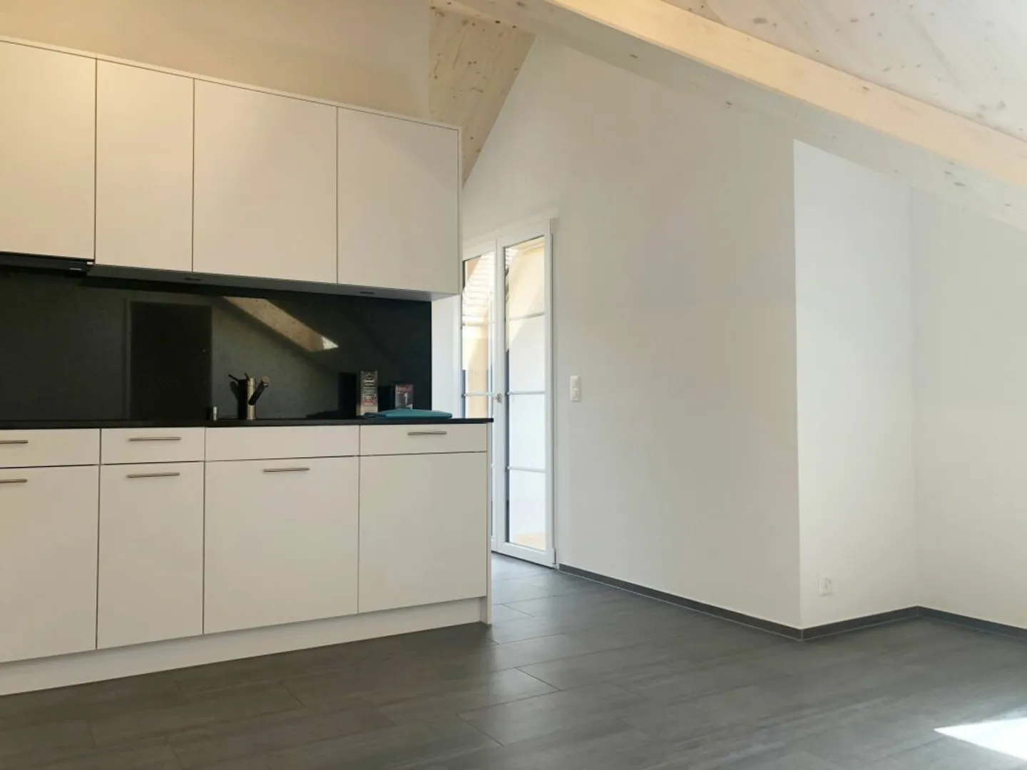 charming 2.5-room attic apartment - Photo 2 of 12