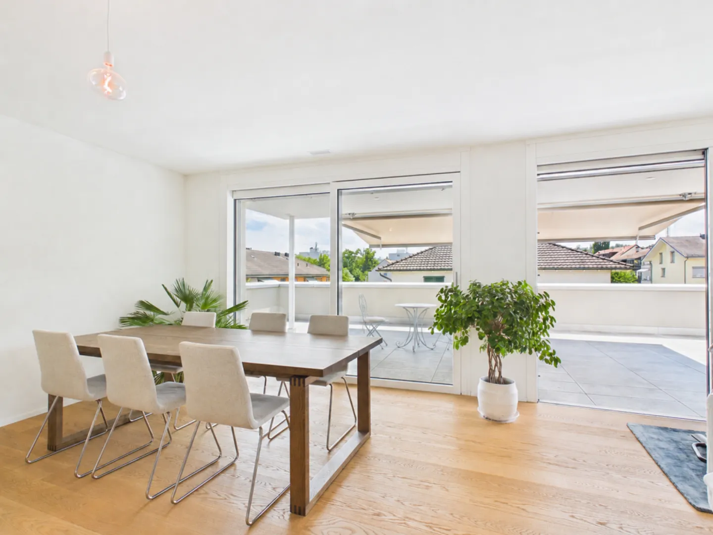 Exclusive 3.5-room penthouse apartment with generous outdoor spaces in Binningen - Photo 4 of 13
