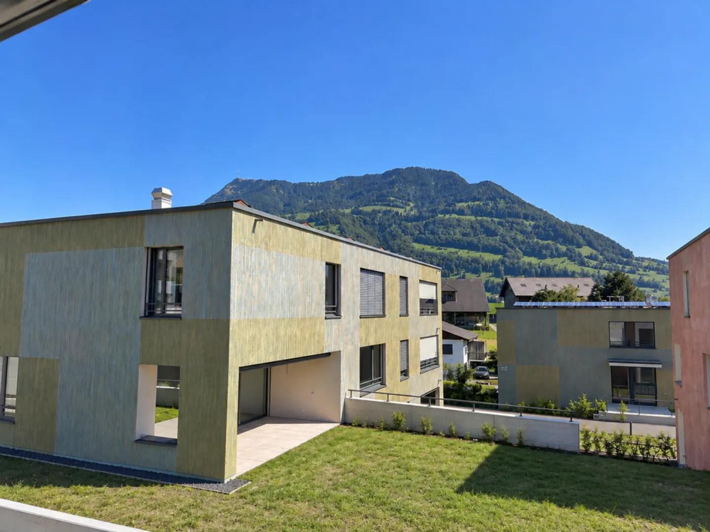 Erstbezug: Exklusive 3.5-Zimmer-Gartenwohnung an bester Lage in Merlischachen - Photo 1 sur 10