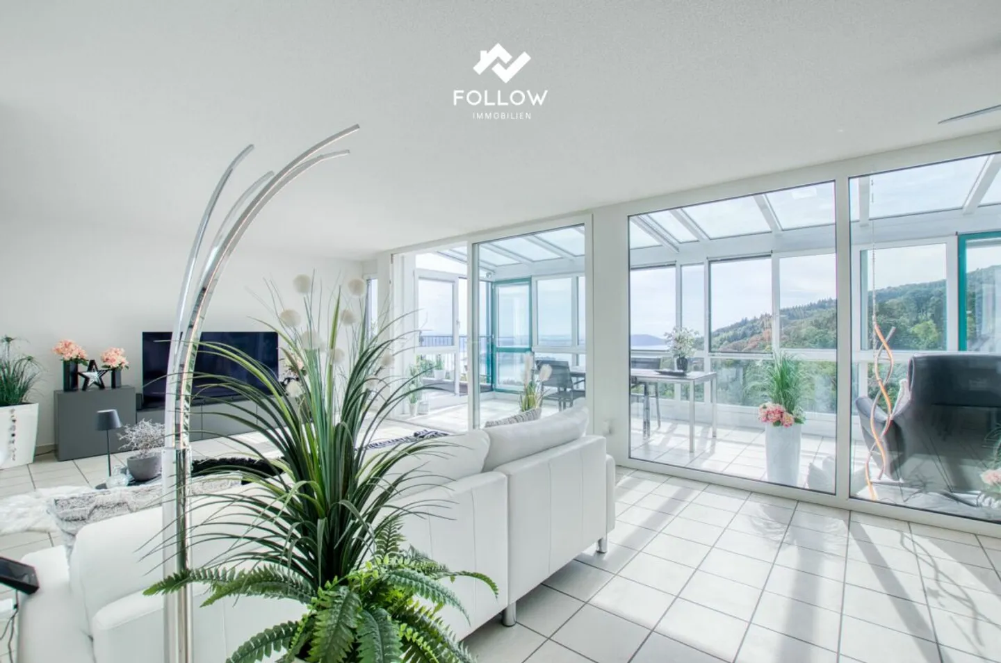 Vue panoramique sur le lac de Bienne: Appartement de rêve penthouse modernisé à Twann - Photo 8 sur 13