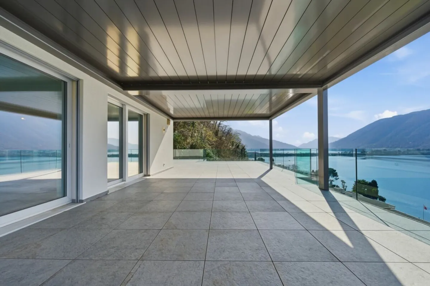 Residenza Ceresio 52: Penthouse mit großer Panoramaterrasse - Foto 3 von 13