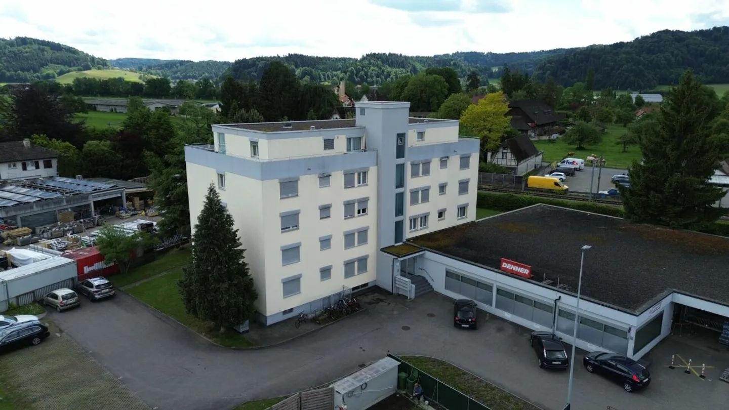 Appartement lumineux de 4,5 pièces dans un quartier familial - Photo 3 sur 12