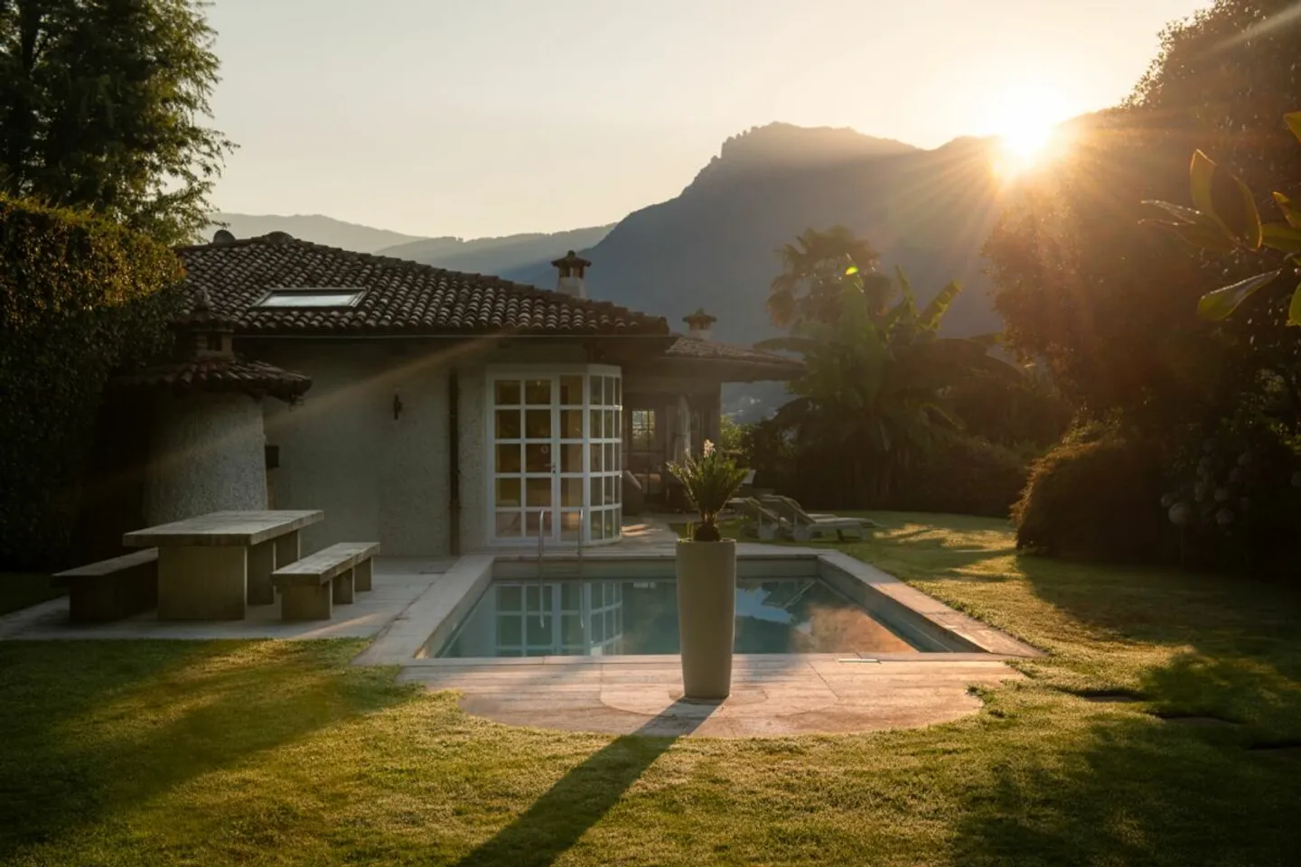Elegante ed esclusiva villa con Ampio Giardino, Piscina e Privacy Assoluta - Photo 5 sur 13