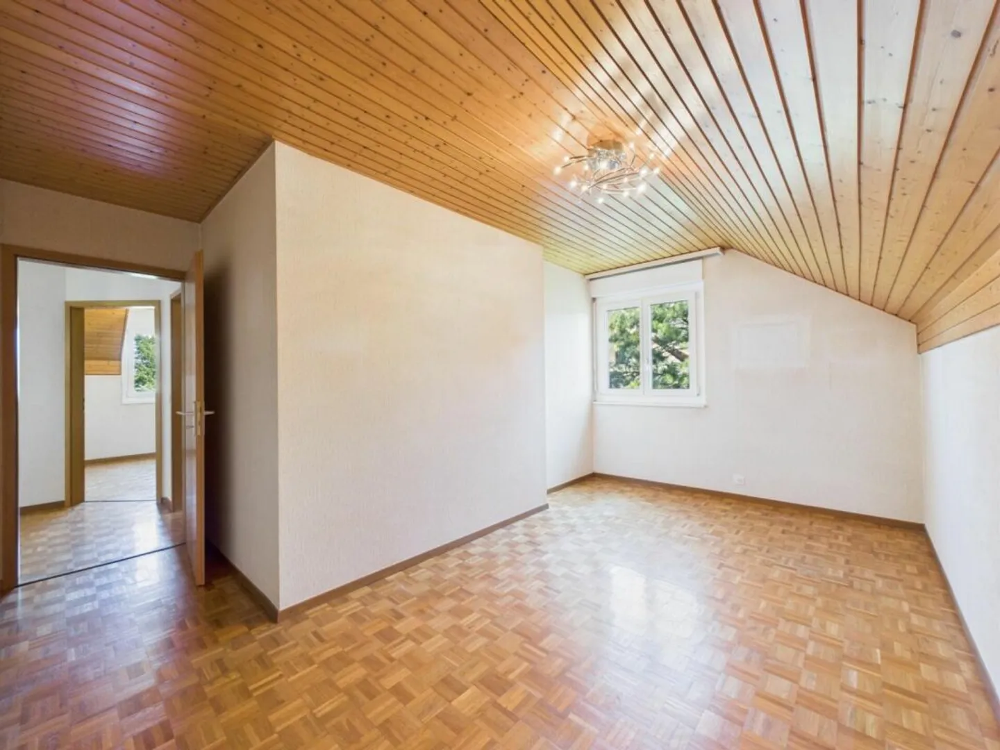 4.5 stanze all'ultimo piano di un piccolo condominio - Foto 6 di 9