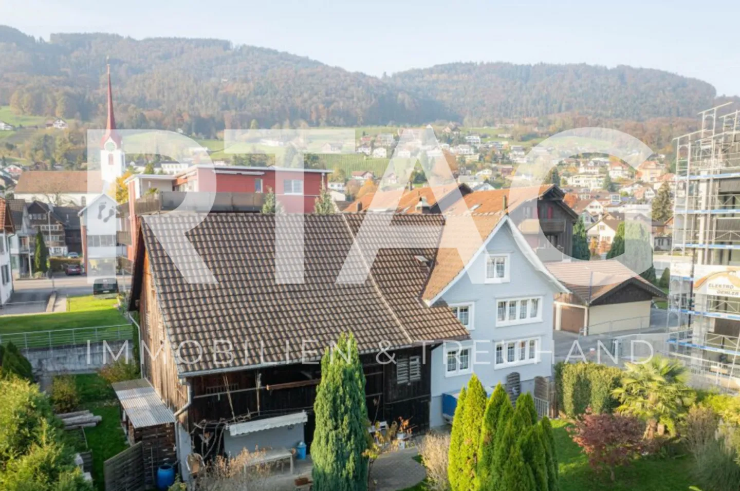 Single-family house - Photo 1 of 8