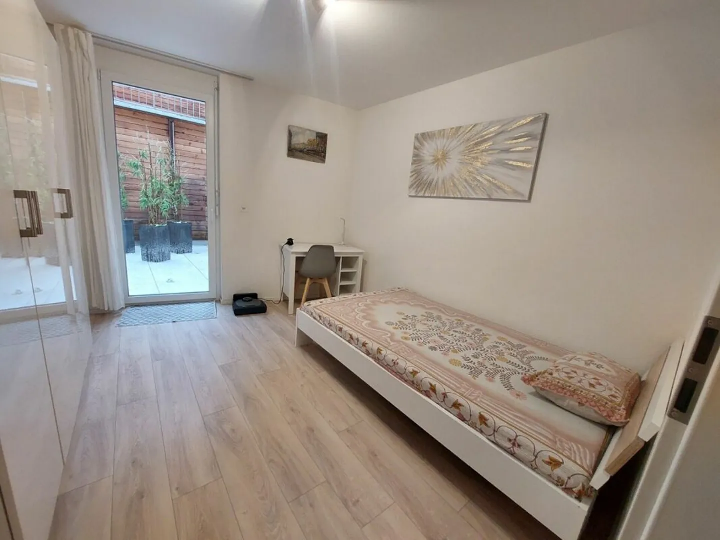 Zeitgenössische 3,5-Zimmer-Wohnung mit Terrasse und Garage - Foto 7 von 10