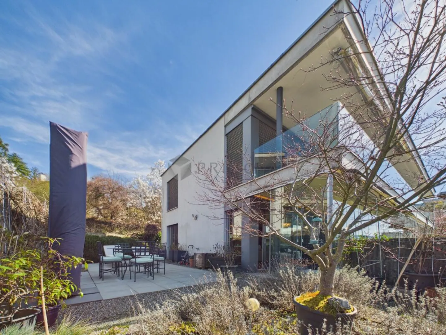 À Zollikon, une commune fiscalement avantageuse, un appartement de 5,5 pièces avec jardin cherche son nouveau propriétaire - Photo 1 sur 13