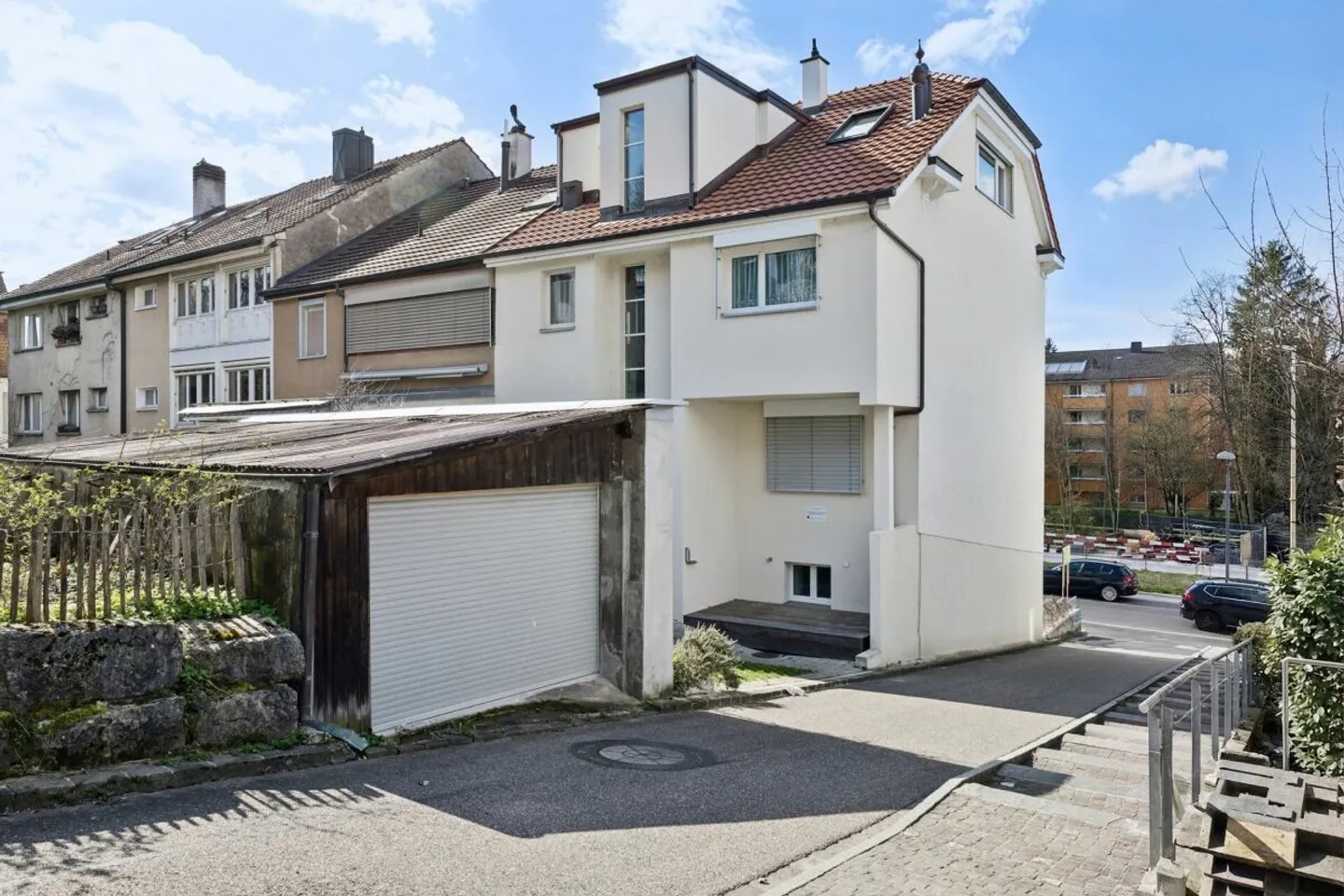 Modern 2 1/2-room apartment in a core-renovated multi-family house near Kronenplatz - Photo 1 of 9
