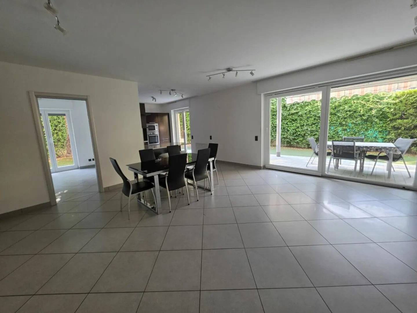 Privileged location with terrace and large garden - Photo 4 of 13