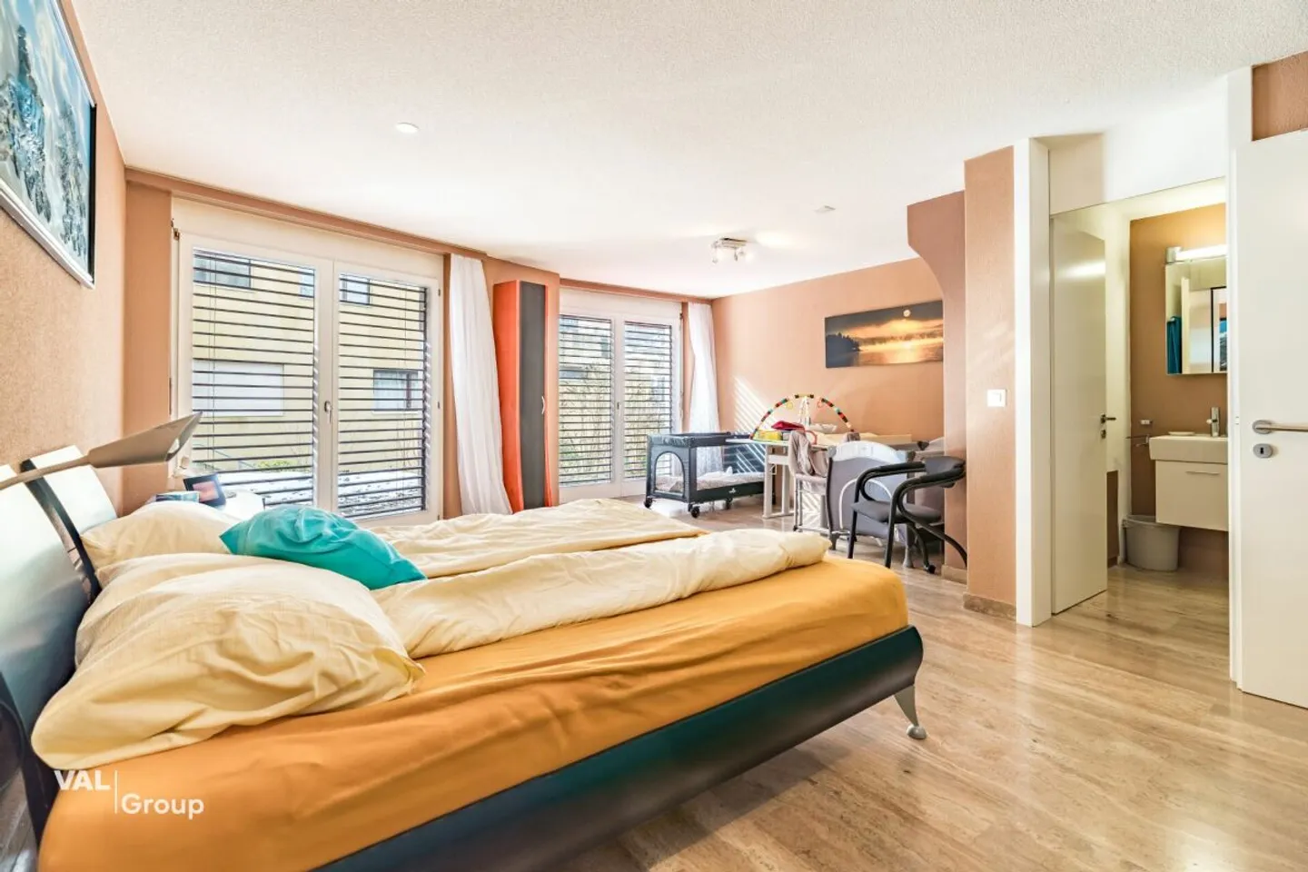 Exclusive 5.5-room terrace apartment with lift directly into the apartment - privileged location in Visp - Photo 9 of 13