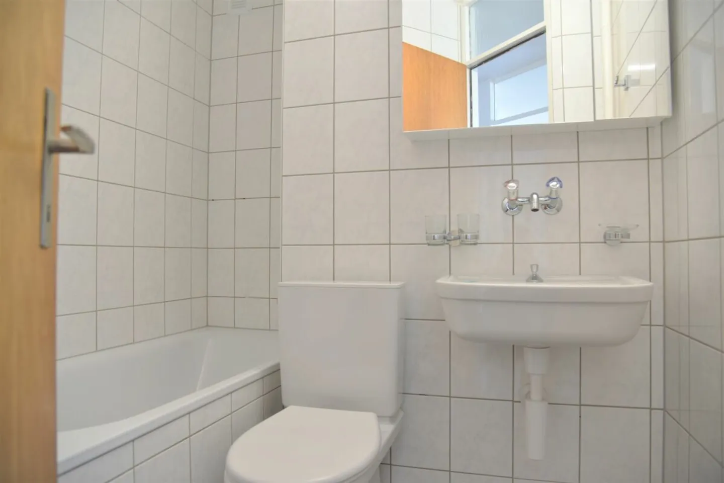 Geräumige 3,5-Zimmer-Wohnung in ruhiger Lage mit Balkon, Parkplatz und guter Erreichbarkeit - Foto 4 von 12