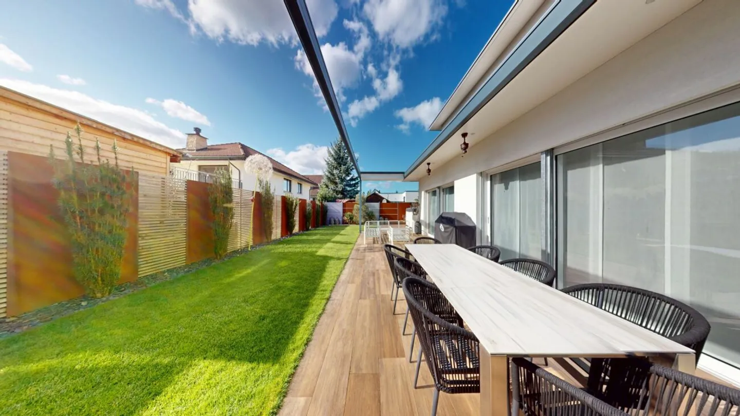 Living at a high level - with pool and exclusive amenities - Photo 6 of 13