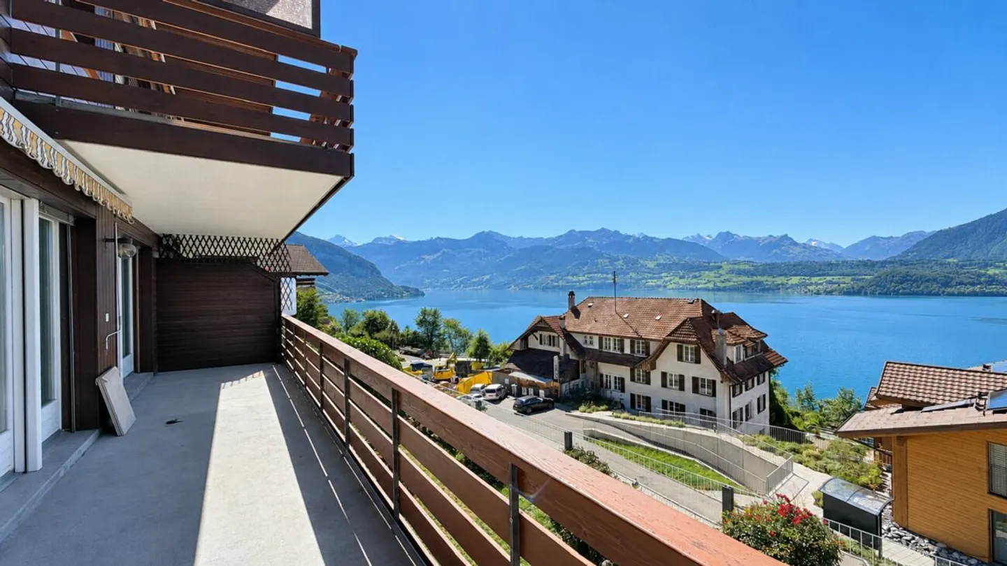 Vivre avec vue sur le lac et la montagne - 3½ pièces avec grand balcon à Gunten - Photo 1 sur 13