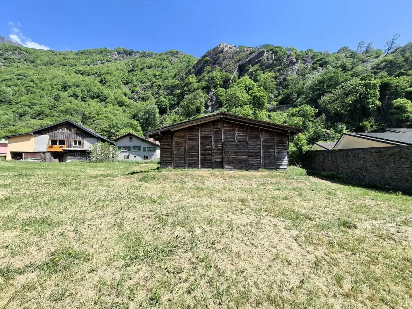 Terreno edificabile con casa di villaggio da ristrutturare - Foto 2 di 5