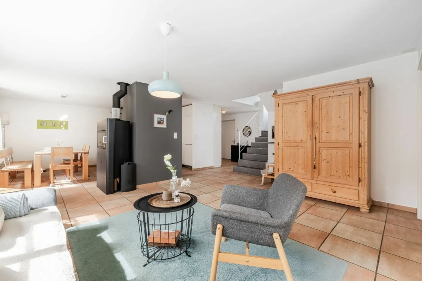 Tranquillo, soleggiato e spazioso: Appartamento mansardato su due livelli di 6,5 locali con stanze luminose nella splendida Speicher - Foto 1 di 13