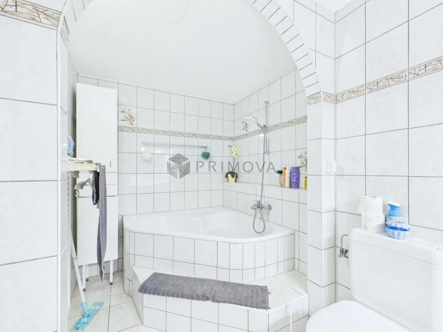 Modern 5.5 room maisonette offers exclusive living over three floors like in a single-family home - Photo 8 of 12