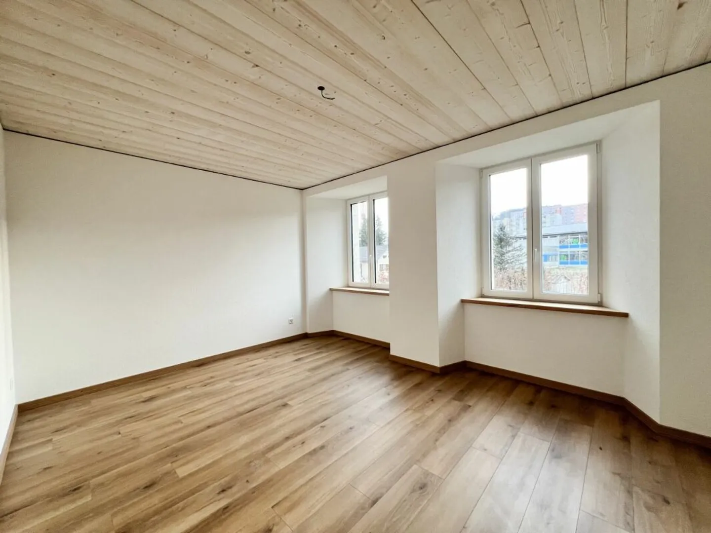 Renovated 5-room apartment with private garden - Photo 9 of 13