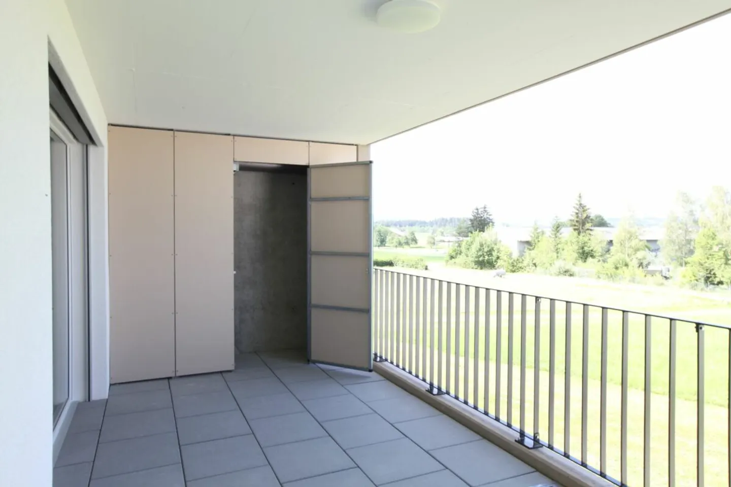 Appartement confortable de 4,5 pièces avec balcon et vue sur la verdure. - Photo 10 sur 11