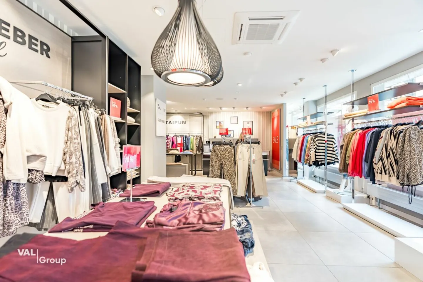 Spazio commerciale unico direttamente nella vivace piazza di Brig - Foto 4 di 13