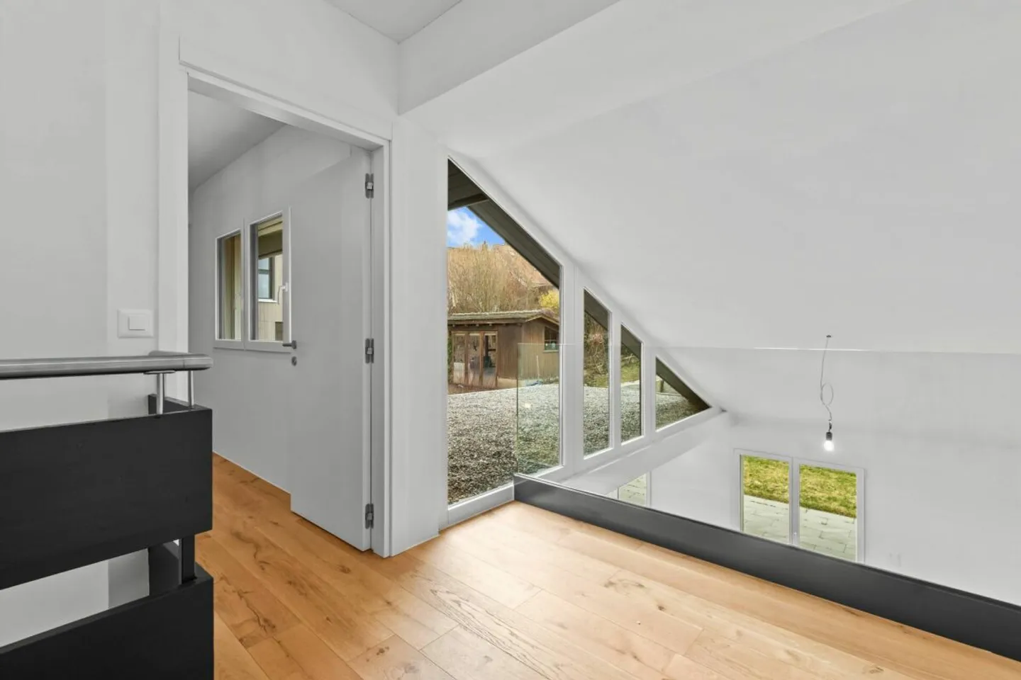 2025 Ristrutturato - Casa Indipendente di 5.5 Stanze a Bergdietikon - Foto 1 di 13
