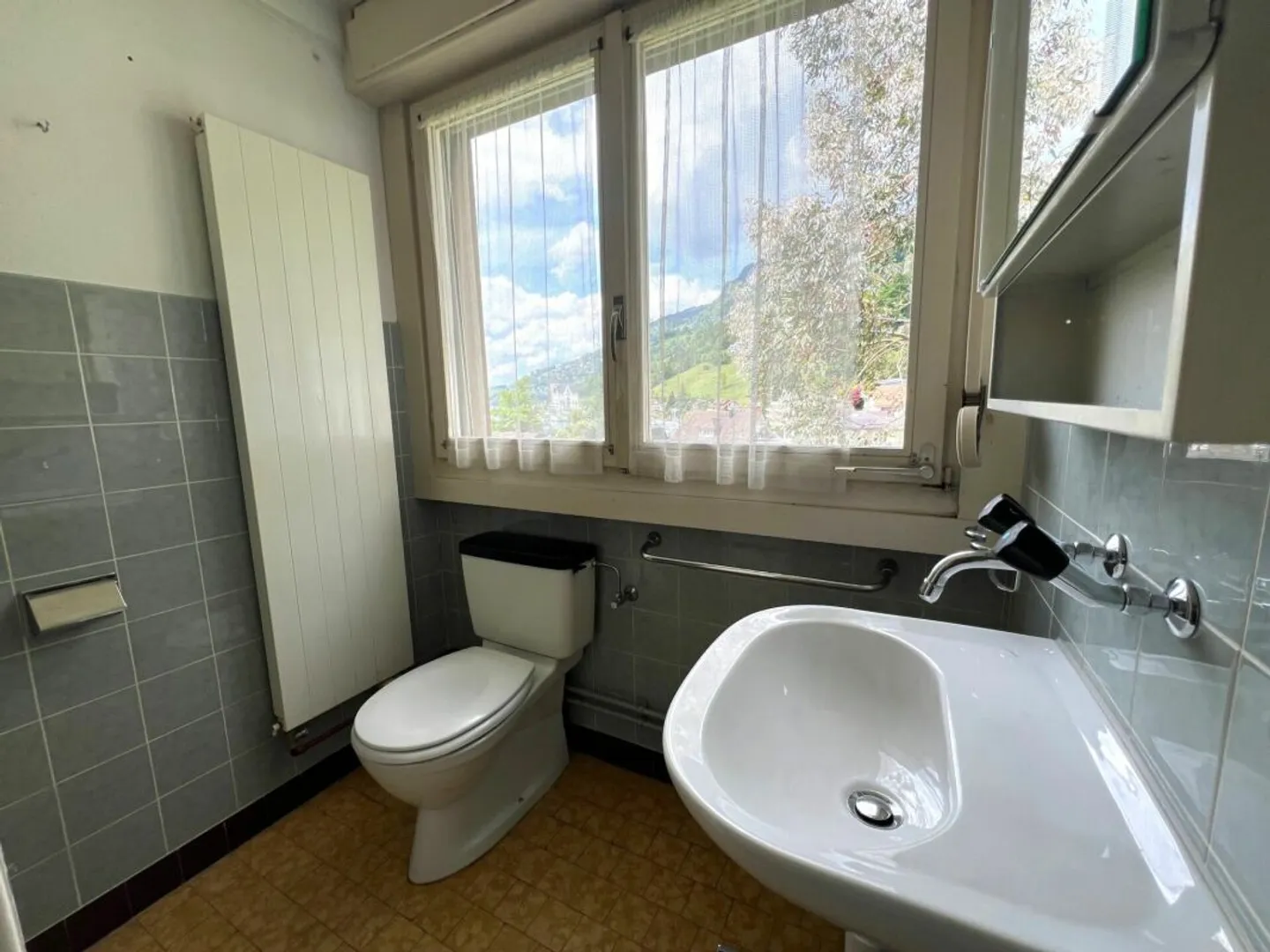 Appartement mansardé 2.5 pièces confortable au cœur de Vitznau - Photo 4 sur 13