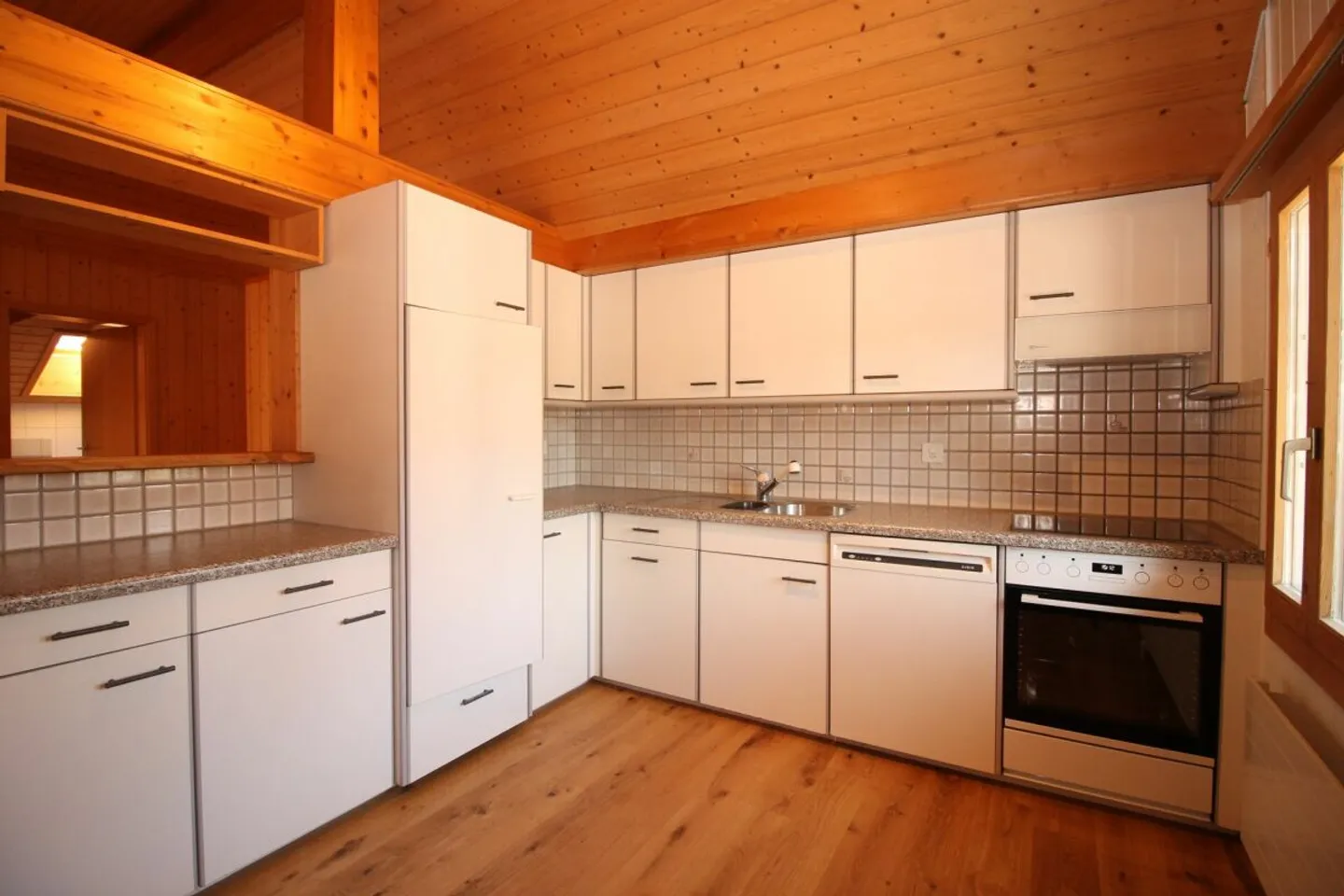 Grosszügige Dachwohnung im 3-Familienhaus - Foto 2 von 7