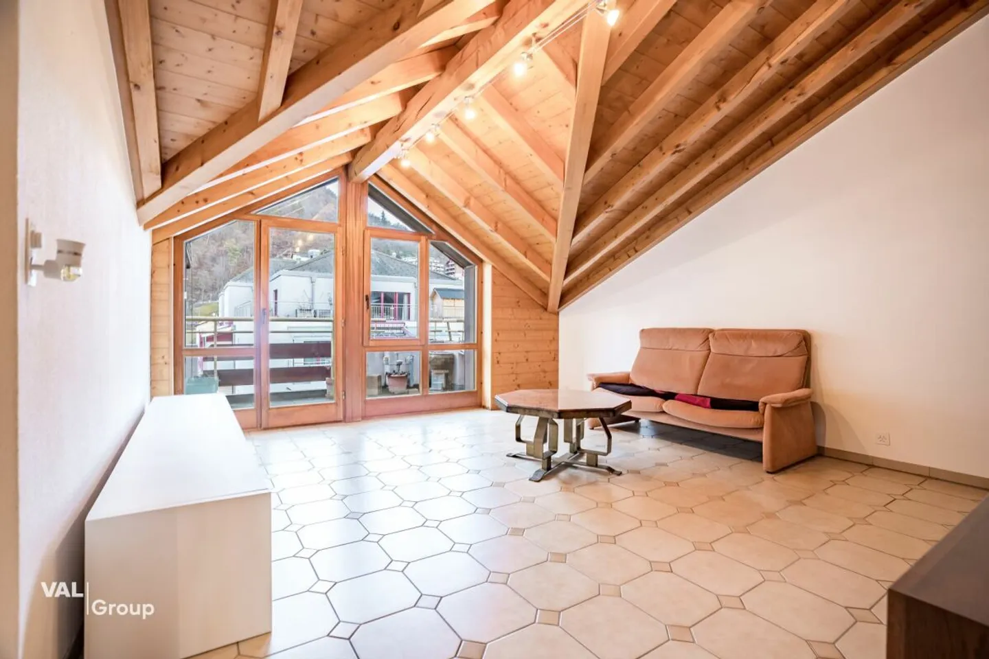 Helle Dachwohnung mit Balkonen - Foto 1 von 13