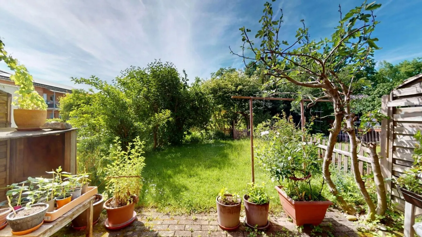 Quietly located 6.5-room terraced family house with plenty of space - Photo 8 of 9