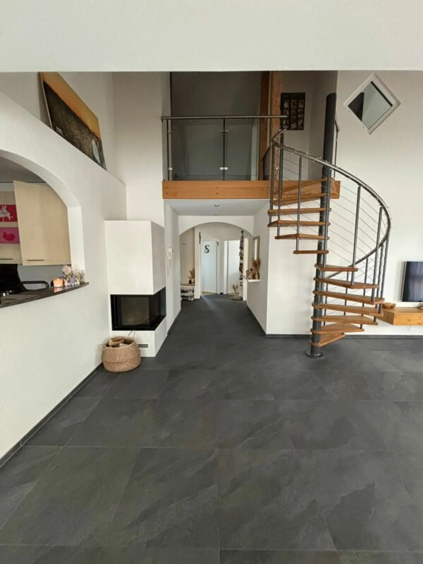 Grosse Maisonettewohnung mit Galerie - Foto 3 von 10