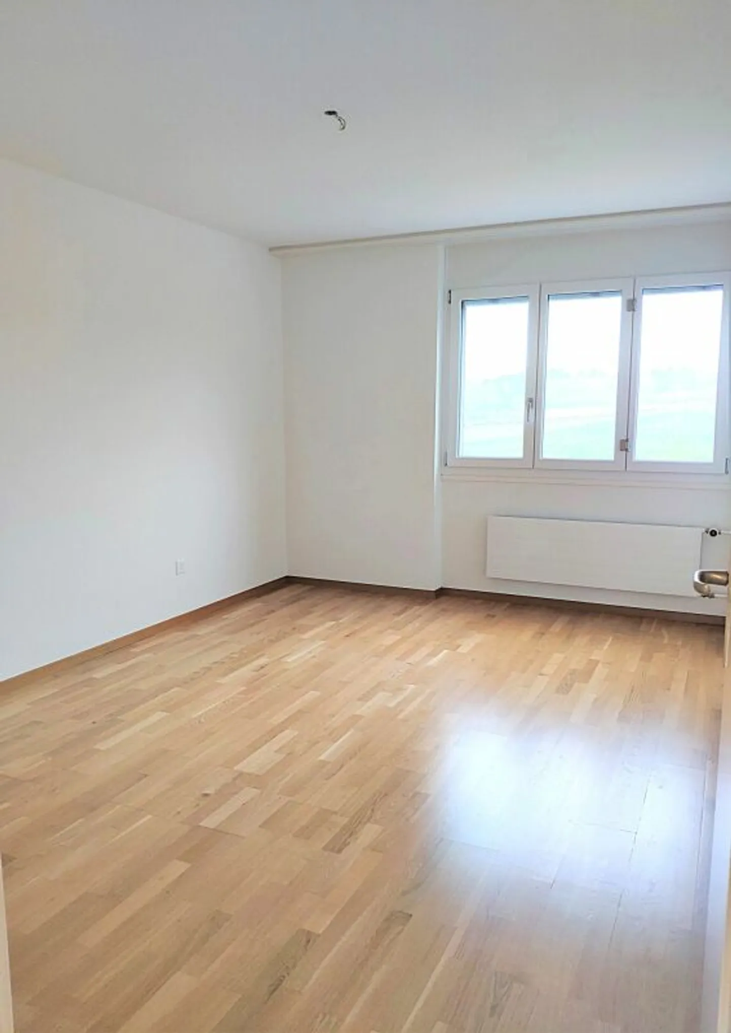 Partially renovated 4.5-room apartment on the 6th floor in Ittigen with washing tower - Photo 8 of 9