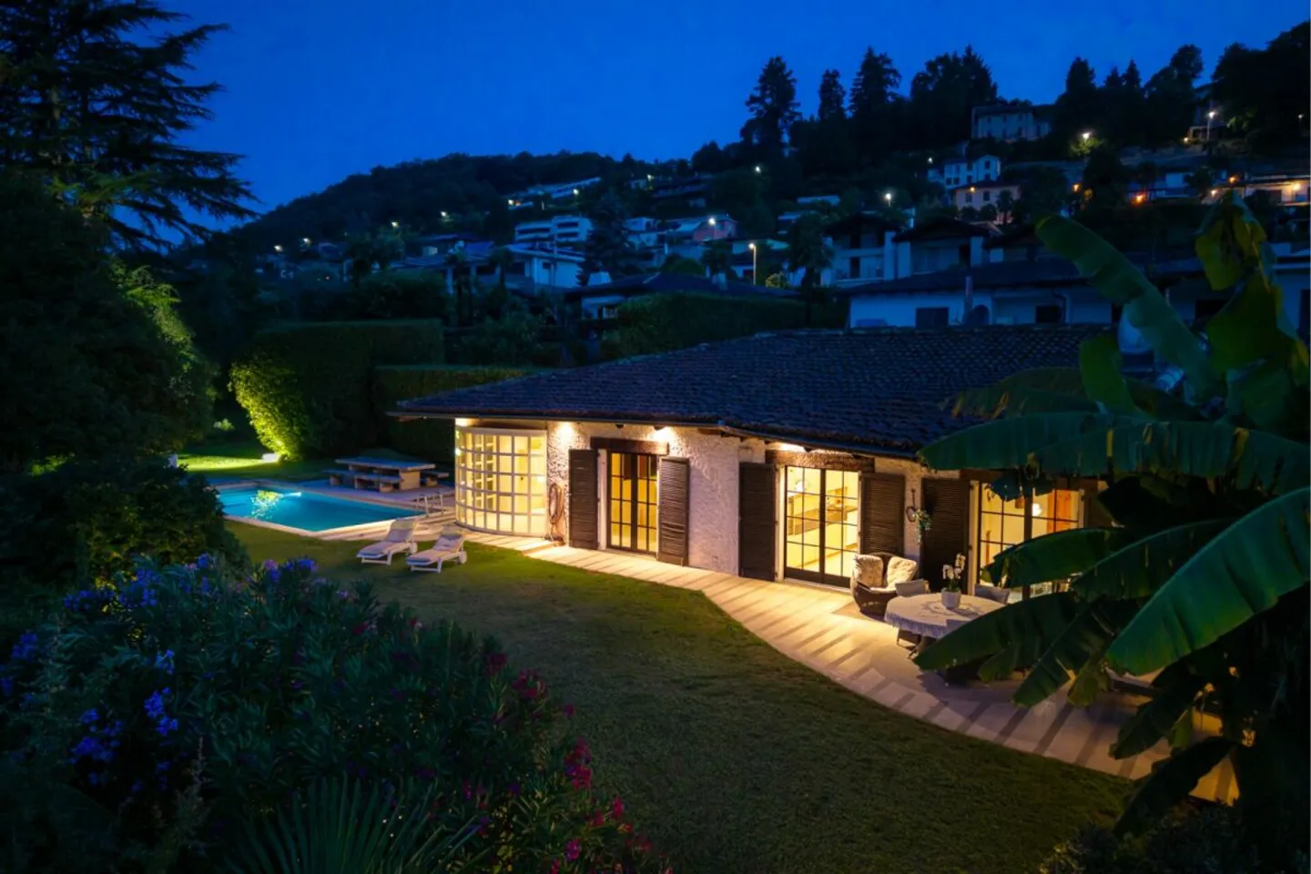 Elegante ed esclusiva villa con Ampio Giardino, Piscina e Privacy Assoluta - Photo 2 sur 13