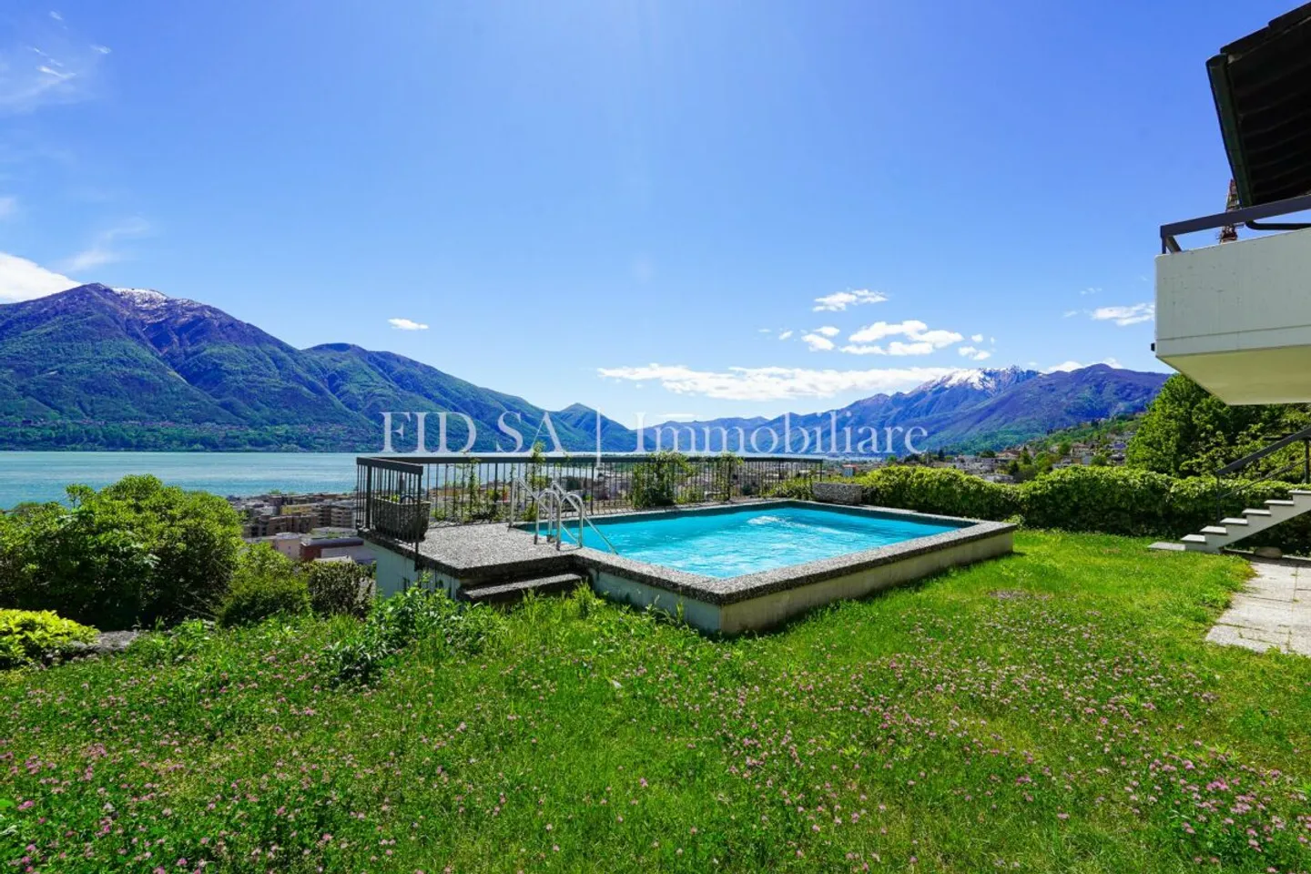 MINUSIO - Maison bifamiliale spacieuse avec un grand potentiel et une vue magnifique - Photo 3 sur 12