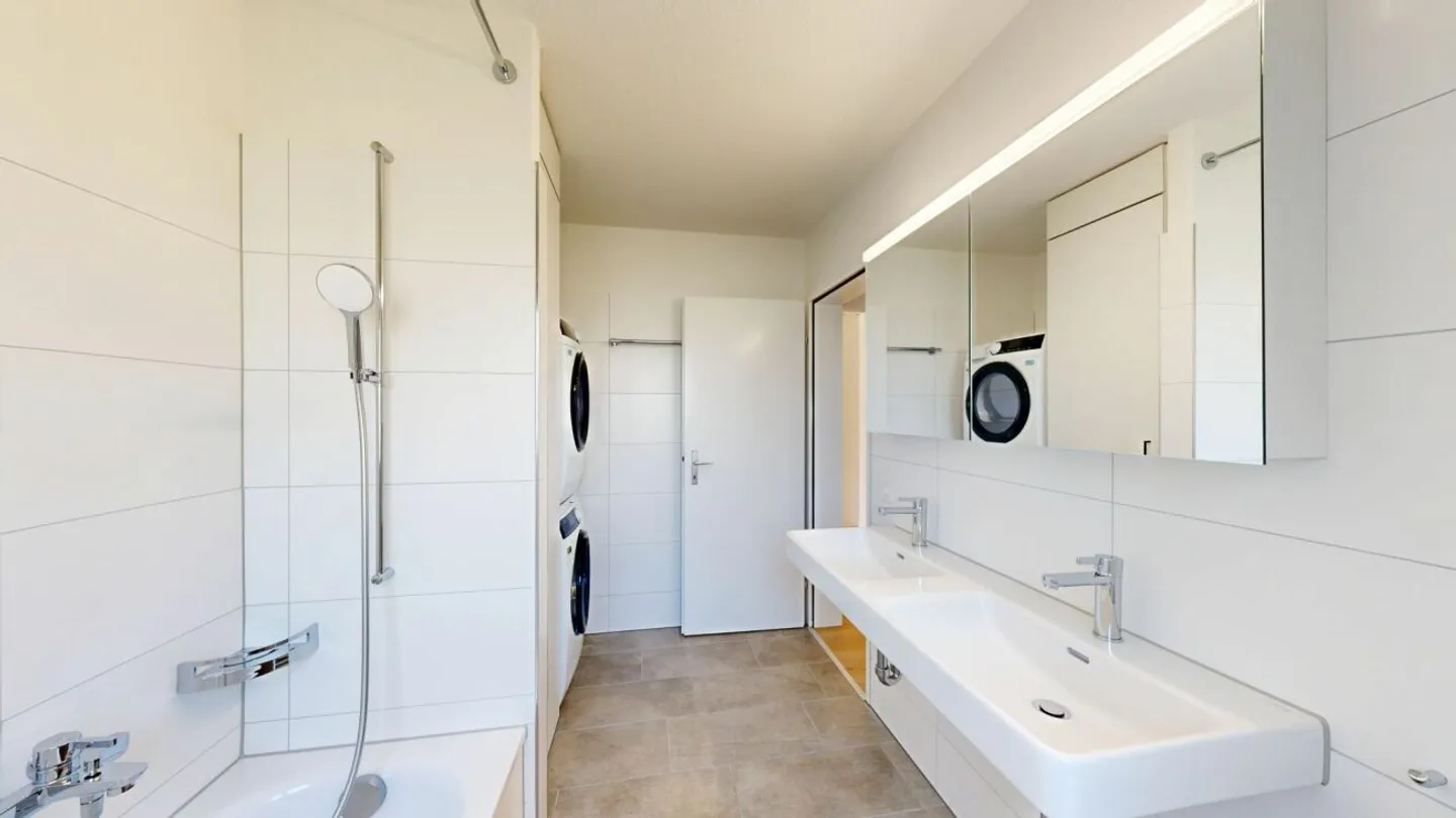 Living in New Shine - Bright 3.5-Room Apartment with Sunny Balcony - First Occupancy after Complete Renovation - Photo 7 of 13