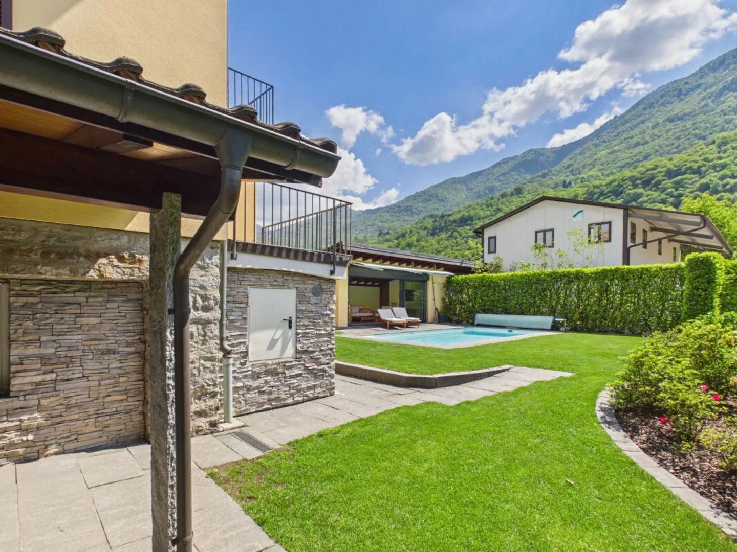 Bright single-family house with large garden and swimming pool - Photo 3 of 13