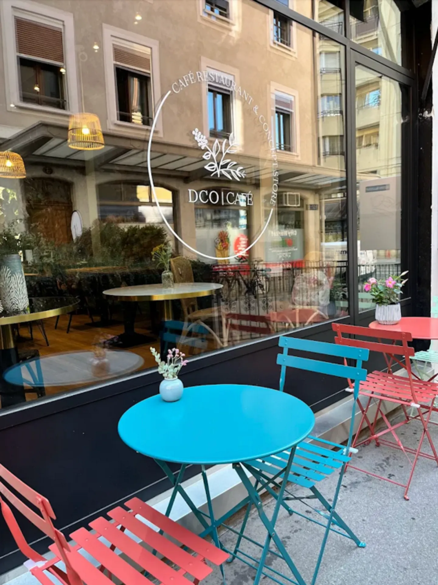 Unique Café Concept in Eaux Vives - Photo 3 of 13