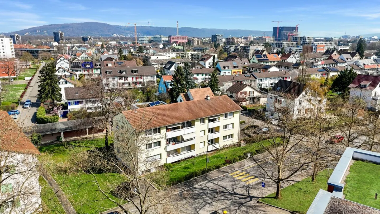 Appartamento ben tenuto con balcone, cantina, soffitta, lavatrice e posto auto - Foto 1 di 13